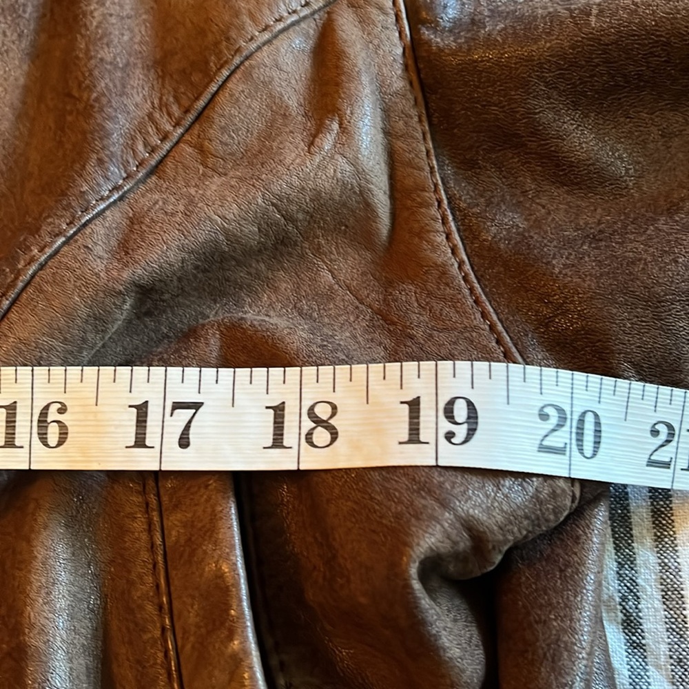 Beautiful brown leather jacket, it has shoulder pads - Picture 12 of 13